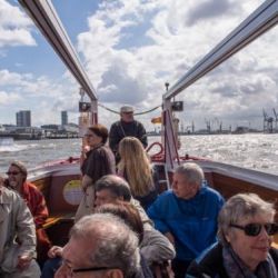 Alle im Boot: Hafenrundfahrt